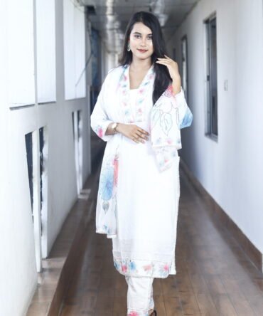 "Chic Elegance Women's White Kurti – Stylish and Contemporary Design"