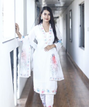 "Chic Elegance Women's White Kurti – Stylish and Contemporary Design"