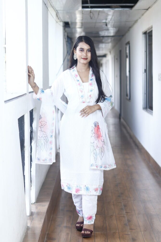 "Chic Elegance Women's White Kurti – Stylish and Contemporary Design"